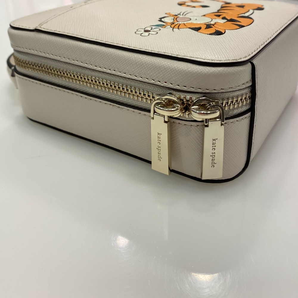 ♠️Kate Spade X Disney Tigger Vanity Daisy Crossbody Bag Parchment NWT - Picture 7 of 12